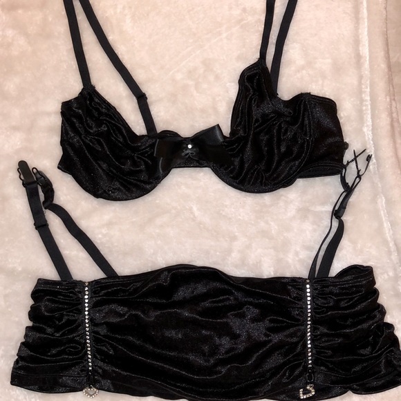 The Luxe Collection Fredrick’s of Hollywood - Black Satin Stretch Bra & Garter - Picture 1 of 12